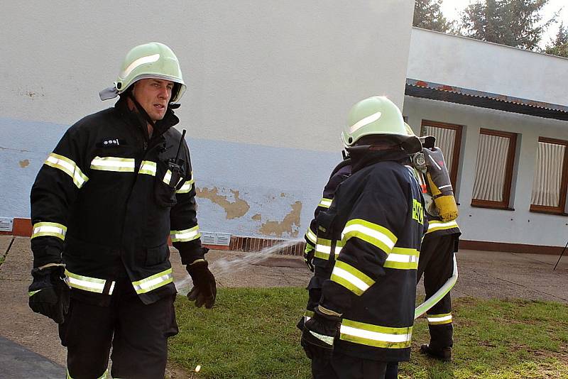 Taktické cvičení složek integrovaného záchranného systému na zimním stadionu v Příbrami.