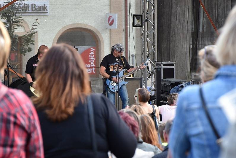 Poslední akce Kulturního léta v Příbrami nabídla rockovou muziku i vystoupení taneční skupiny Zářící ženy.