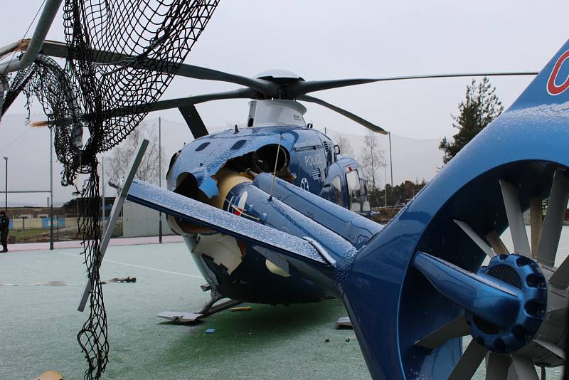 Ve Staré Huti havaroval záchranný vrtulník.