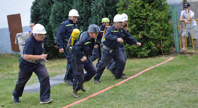 O tři putovní trofeje se zápolilo ve třech kategoriích: družstva dětí, žen a mužů. Kromě zástupců 7. okrsku z Jinec, Čenkova, Ohrazenice a Křešína přijeli i hosté z Kardavce, Hluboše, Hostomic, Jánské a Dobříše.