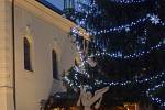 Postavy v životní velikosti z jesliček na náměstí TGM v Příbrami vznikaly v dílně příbramské waldorfské školy. Kromě toho, že jako takové jsou symbolem Vánoc, mají připomínat tradici betlémářství pod Svatou Horou.