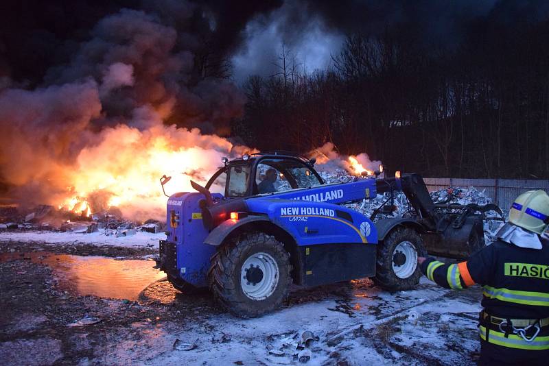 Požár v areálu kovošrotu v Sedlčanech 14. prosince 2019.