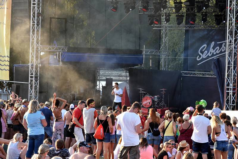 Letní festival v příjemném prostředí, přímo na pláži, byl v tropickém počasí volbou několika tisíců návštěvníků. Foto: Ondřej Navrátil