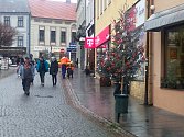 Vánoční výzdoba obchodního centra Příbrami je nápadem členů Spolku Pražské ulice.