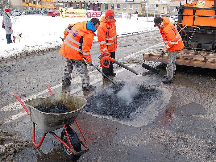 Příbram zkoušela stroj na opravu silnic.