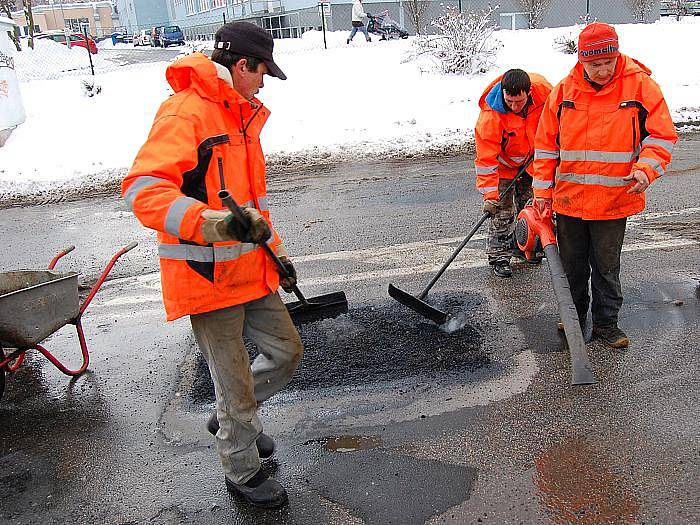 Příbram zkoušela stroj na opravu silnic.