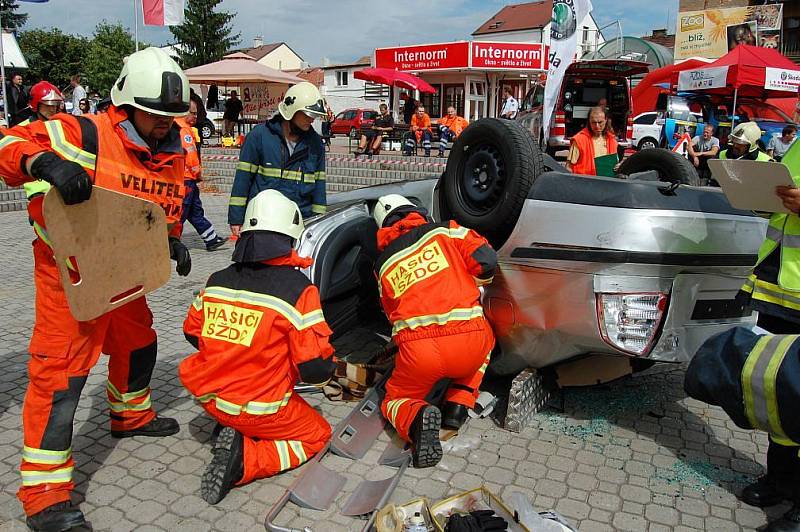 Profesionální hasiči soutěžili ve vyprošťování osob z havarovaných aut.
