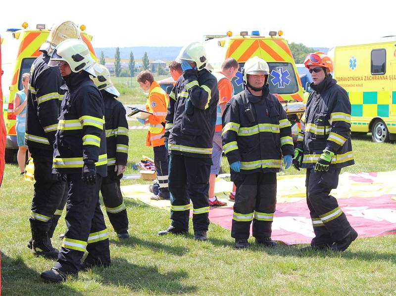 Mezi letištěm a motoristickým polygonem u Dlouhé Lhoty, známým například školou smyku, hasiči, zdravotničtí záchranáři a policisté nacvičovali zásah na místě havárie malého letadla. S ním se pojí i nutnost zajistit pomoc pro větší počet zraněných.