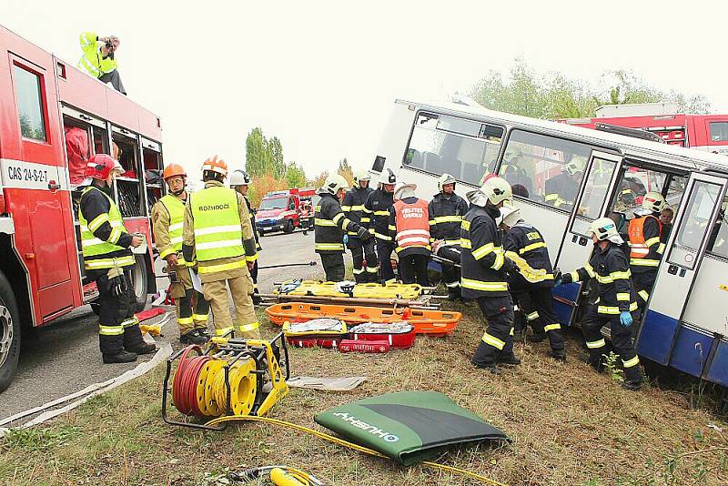 V Dlouhé Lhotě se konalo taktické cvičení záchranářů při vážné nehodě autobusu. Mělo za úkol prověřit připravenost všech složek integrovaného záchranného systému. 