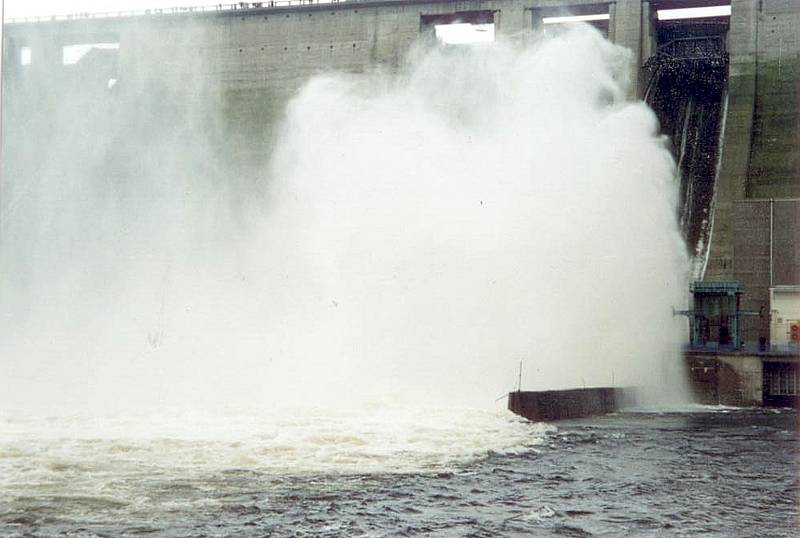 Povodně 2002 v obci Solenice a na přehradě Orlík.