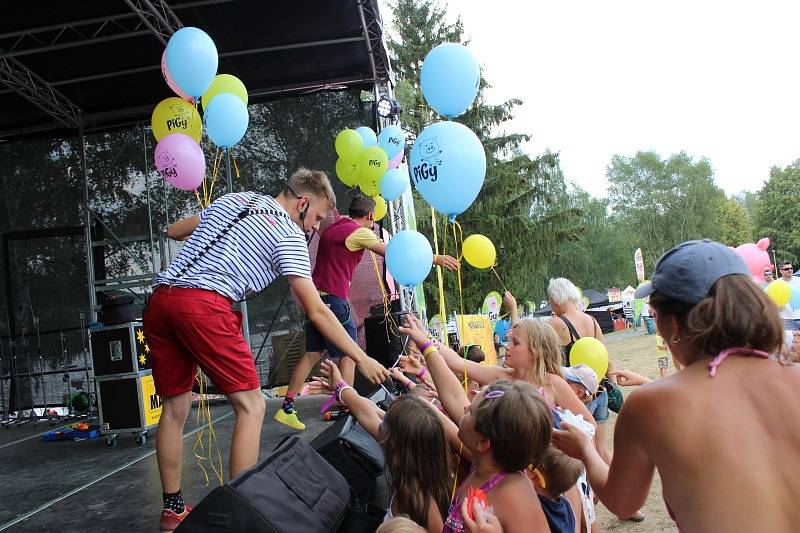 Letní festival v příjemném prostředí, přímo na pláži, byl v tropickém počasí volbou několika tisíců návštěvníků.