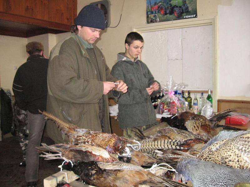 Myslivci ze sdružení Hubert Sedlice při přípravě zvěřinové tomboly