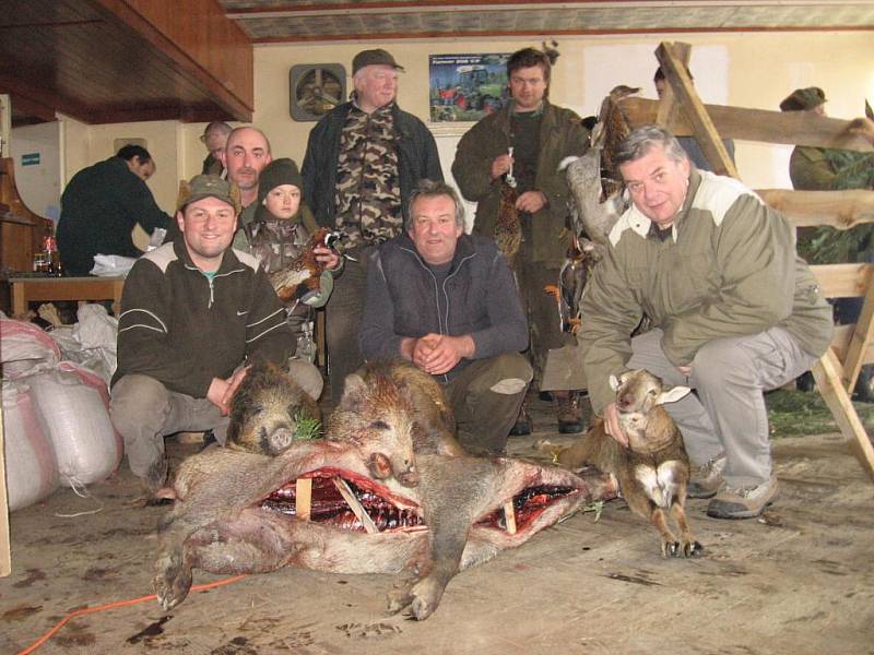 Myslivci ze sdružení Hubert Sedlice při přípravě zvěřinové tomboly