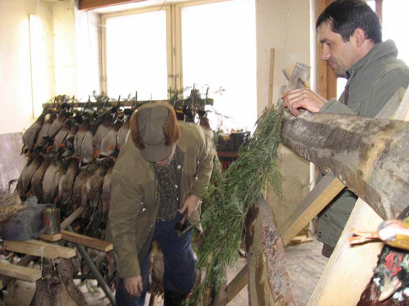 Myslivci ze sdružení Hubert Sedlice při přípravě zvěřinové tomboly