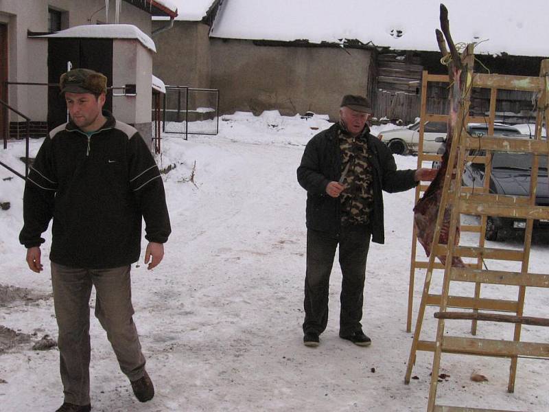 Myslivci ze sdružení Hubert Sedlice při přípravě zvěřinové tomboly