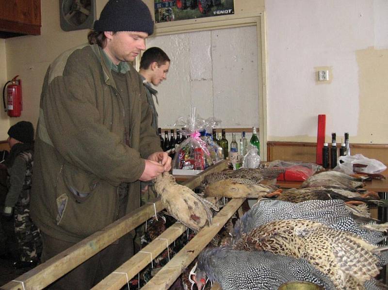 Myslivci ze sdružení Hubert Sedlice při přípravě zvěřinové tomboly