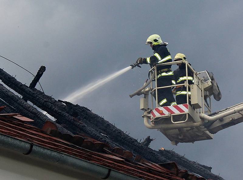 Požár budovy bývalého zemědělského statku v Ouběnicích. Podnikalo v nich několik firem. Foto: Markéta Lišková