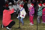 Rozsvěcení stromečku o prvním adventním svátku si užily děti ze Základní školy a mateřské školy Stará Huť, zpívaly a tančily v maskách a potom si společně s menšími dětmi stromek ozdobily.