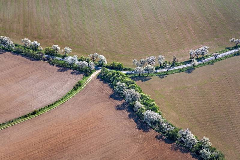 Snímky Jiřího Jirouška zachycují z paraglidu nejen krajinu Příbramska. 