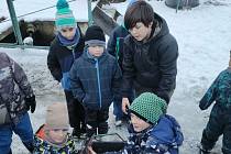 Děti z rybářského kroužku v Rožmitále navštívil sádka.
