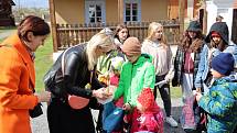 Děti ze středočeských dětských domovů vyrazily poznávat Velikonoce do skanzenů.