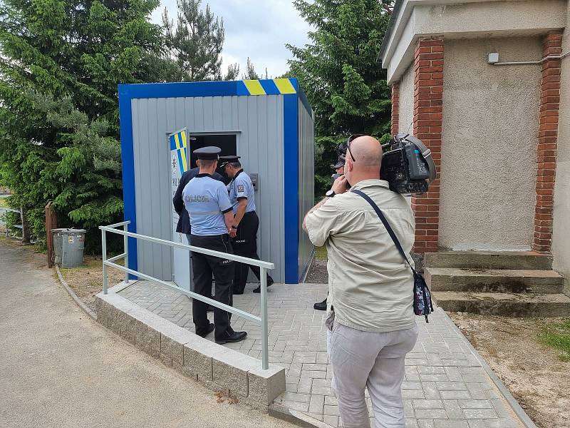 Kontaktní kontejner před služebnou policie.