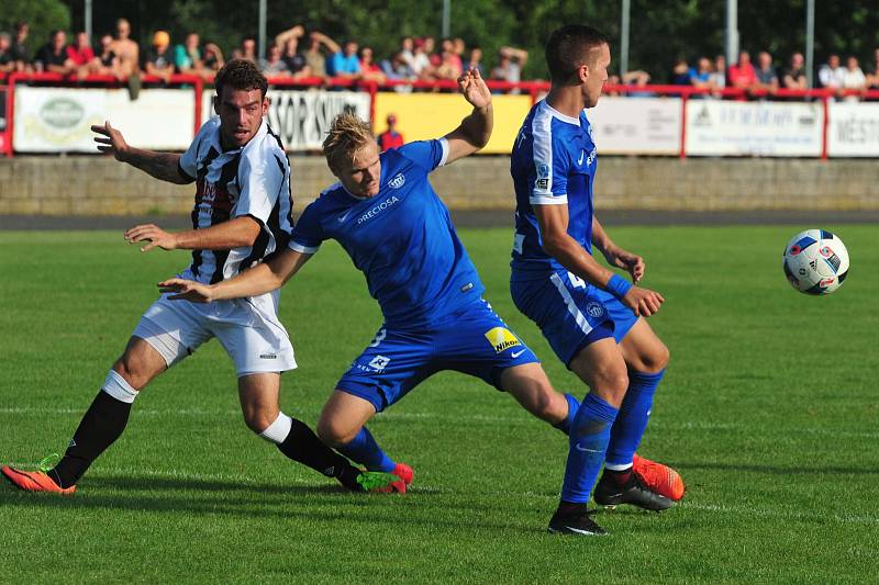 Stadion V Lipkách v Dobříši zažil ve středu v podvečer fotbalový svátek. K utkání 2. kola českého poháru MOL Cup sem přijel prvoligový tým Slovan Liberec.