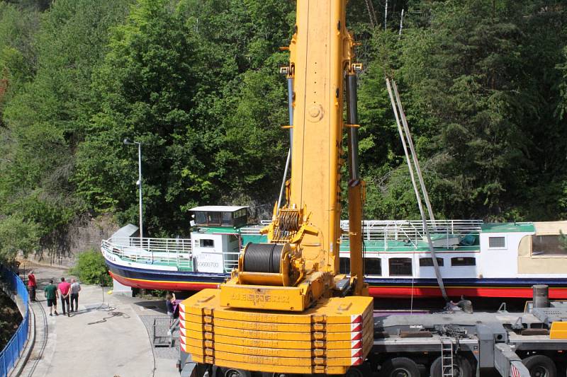 Orlickou flotilu rozšířil parník přivezený z Německa.