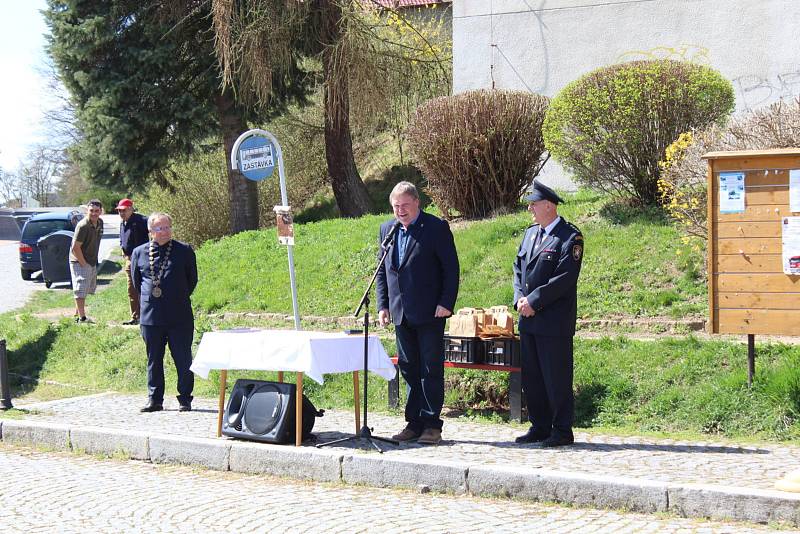 Hasiči v Kamýku nad Vltavou slavnostně křtili nový zásahový vůz.