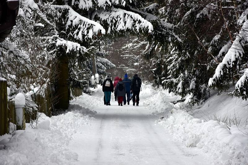 Čím výše účastníci stoupali, tím bylo okolí krásnější, v lese bylo téměř 50 centimetrů sněhu.Na Pražáku na příchozí čekaly medaile, červené razítko, pečení buřtíků a teplé alkoholické i nealkoholické nápoje.