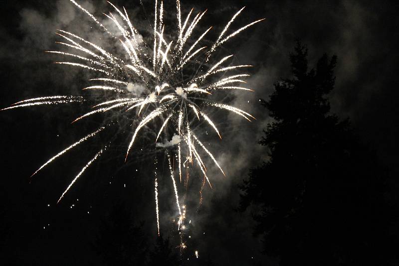 Lidé odpalovali ohňostroje a posílali lampiony štěstí.