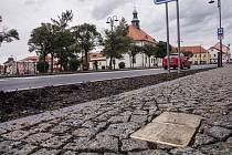 V Dobříši bylo položeno dalších pět kamenů zmizelých k připomenutí obětí holokaustu.