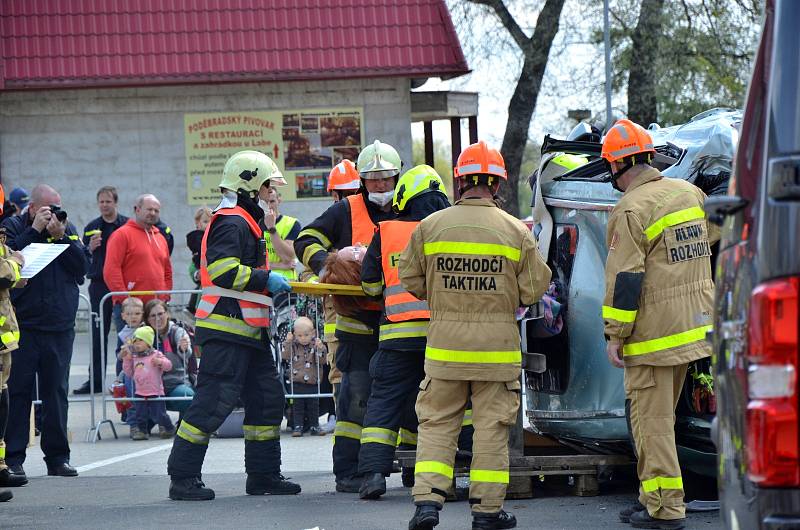 Krajská hasičská soutěž ve vyprošťování osob u dopravních nehod.
