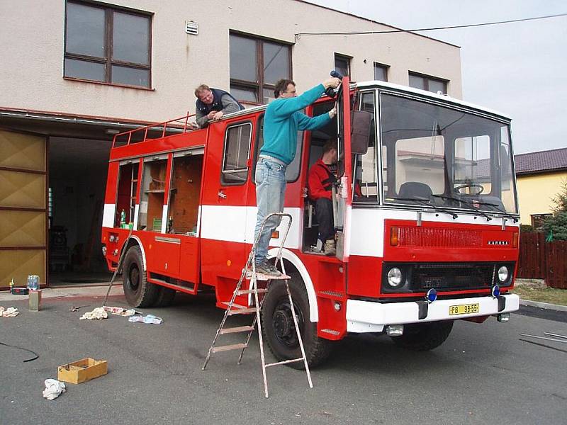 V roce 2008 byl zakoupen a opraven cisternový vůz Cas 25 L 101, který nahradil zastaralý vůz Cas 25 RTHP. Tímto počinem se zlepšil dojezdový čas, nový vůz (na snímku) je lépe vybaven na technické zásahy.