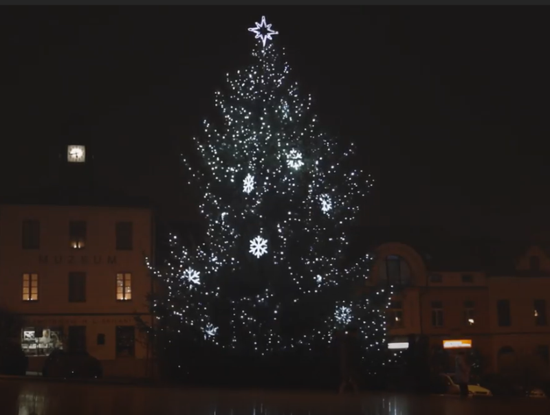 Rozsvícení vánočního stromu v Sedlčanech 28. listopadu 2020.