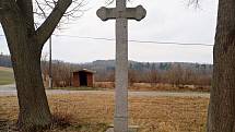 Kamenný kříž na začátku obce Lavičky.