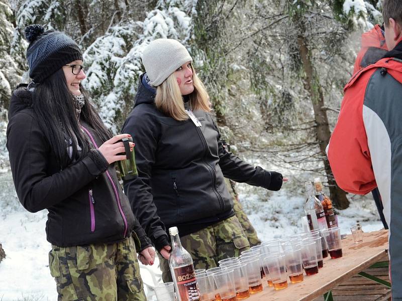 Výstup na Prahu 2016. Pěšky, s kočárkem i na saních. Tak v sobotu lidé zdolávali výstup na „Pražák". Brdský vrchol u Nepomuka si potřinácté vyšláplo více než dva tisíce nadšenců.