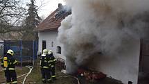 Požár rodinného domu ve Hvozdnici na Praze-západ.