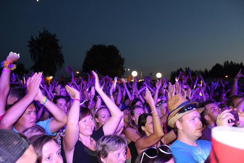 Letní festival v příjemném prostředí, přímo na pláži, byl v tropickém počasí volbou několika tisíců návštěvníků.