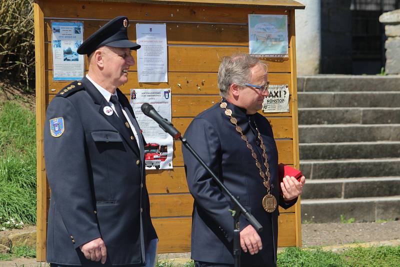 Hasiči v Kamýku nad Vltavou slavnostně křtili nový zásahový vůz.