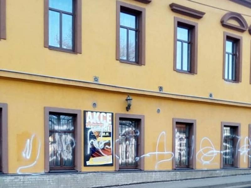 Projev vandalismu v Jincích: posprejovaná budova pivovaru Malý Janek.