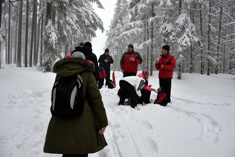 Čím výše účastníci stoupali, tím bylo okolí krásnější, v lese bylo téměř 50 centimetrů sněhu.Na Pražáku na příchozí čekaly medaile, červené razítko, pečení buřtíků a teplé alkoholické i nealkoholické nápoje.