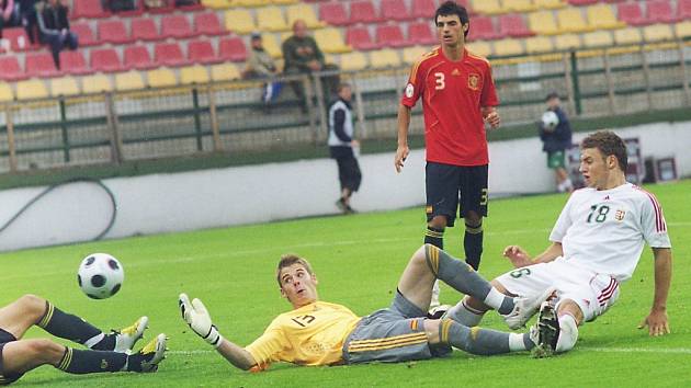 V prvním příbramském zápase EURO 19 na stadionu U Litavky překvapivě zdolali Maďaři úřadující mistry Evropy ze Španělska 1:0. Maďarský útočník Oliver Nagy (vpravo v bílém) využil chyby španělské obrany a takto poslal míč do  sítě soupeře. 