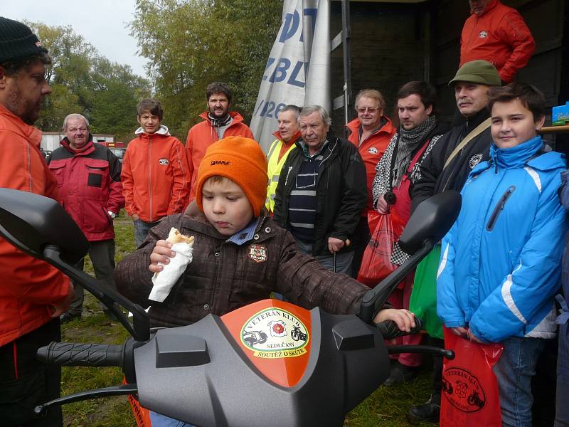 VÍTEK  Kubec si výhru svého otce hned „osedlal“ - na snímku je za ním zachycen také mistr světa Antonín Baborovský, který šťastnou kartičku vytáhl z osudí.