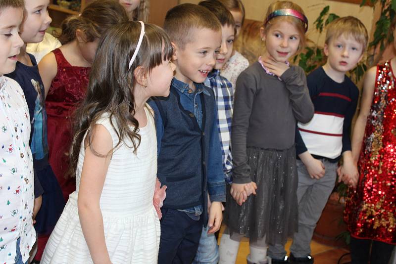 Potěšit svým vystoupením přišly v adventním čase děti z MŠ Kličkova vila klienty denního stacionáře Farní charity Příbram.