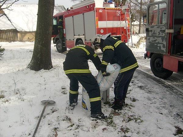 Údržba požární nádrže v Kozičíně