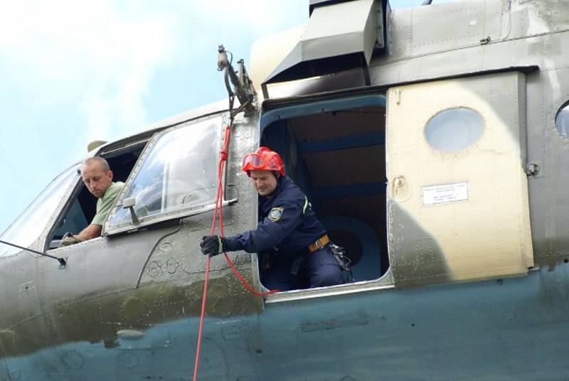 Příbramští dobrovolní hasiči cvičili na vrtulníkovém trenažeru.