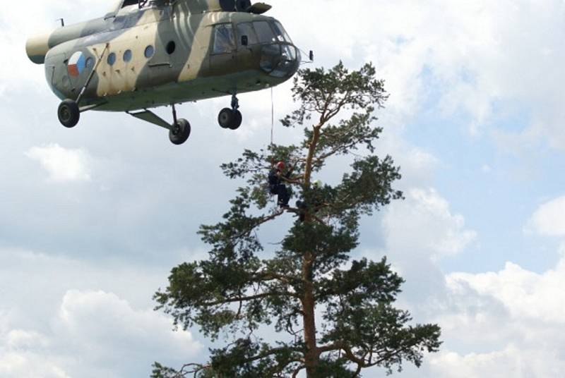 Příbramští dobrovolní hasiči cvičili na vrtulníkovém trenažeru.