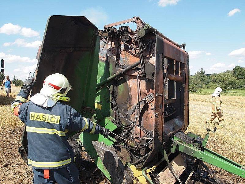 Požár na poli u Svošic.