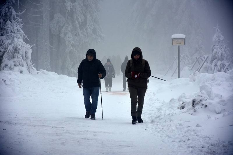 Čím výše účastníci stoupali, tím bylo okolí krásnější, v lese bylo téměř 50 centimetrů sněhu.Na Pražáku na příchozí čekaly medaile, červené razítko, pečení buřtíků a teplé alkoholické i nealkoholické nápoje.